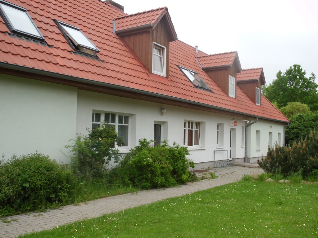 Au&szlig;enansicht der Pension mit rotem Dach
