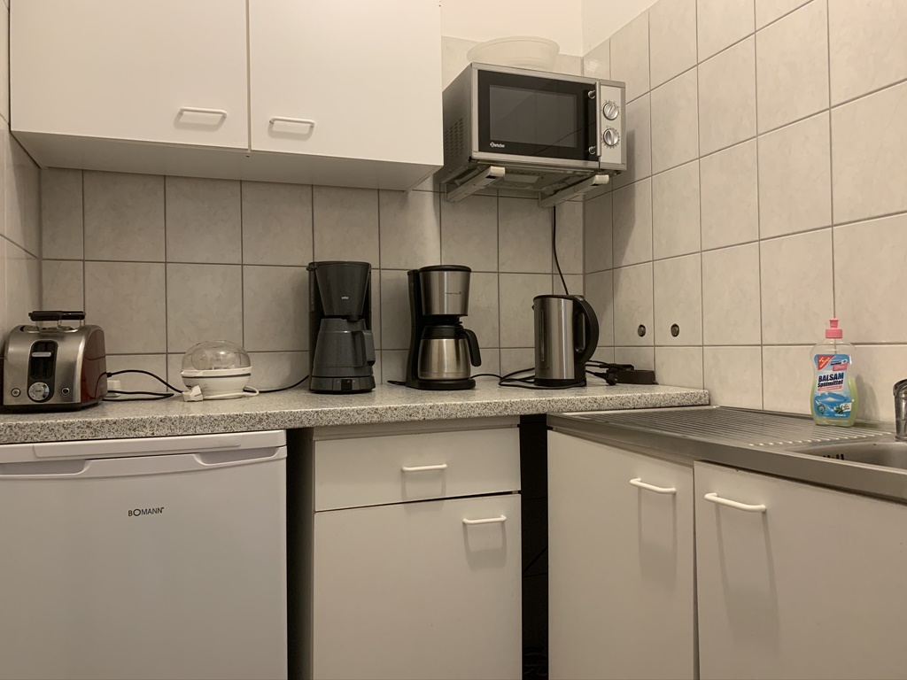 Gemeinschaftsk&uuml;che mit Kaffeemaschine, Wasserkocher und Mikrowelle