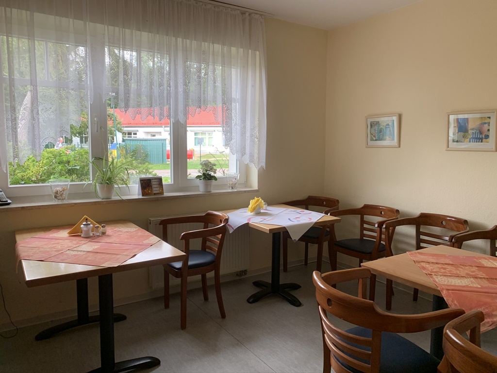 Heller Aufenthaltsraum in der Pension