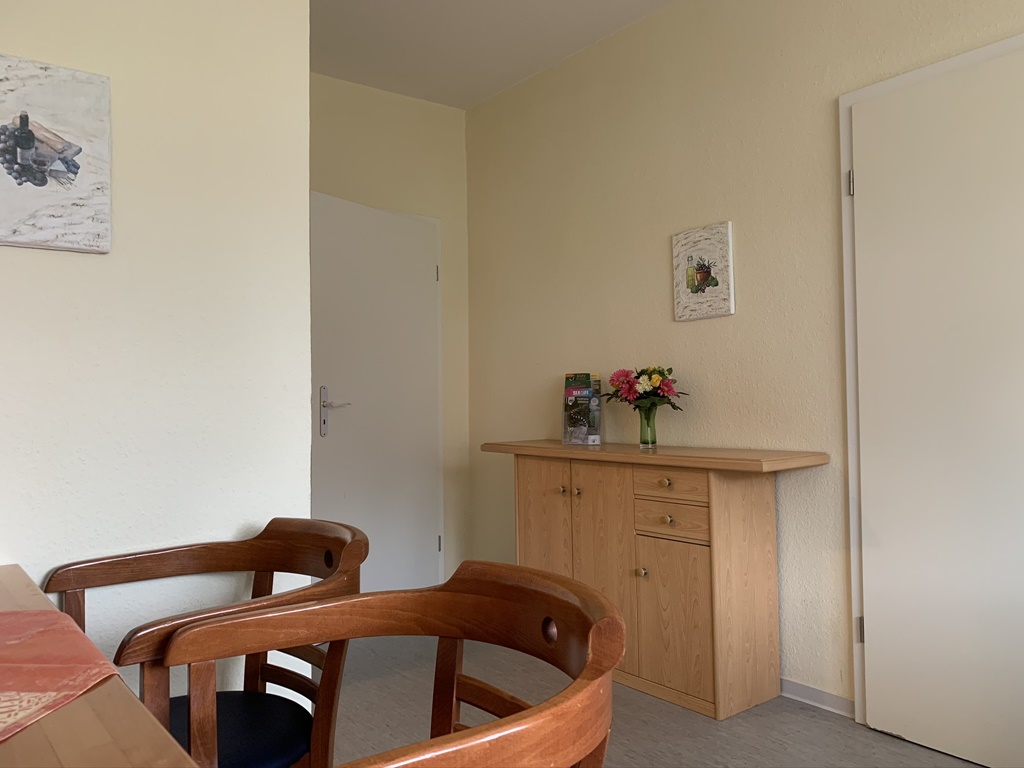 Sitzbereich mit Kommode im Haus