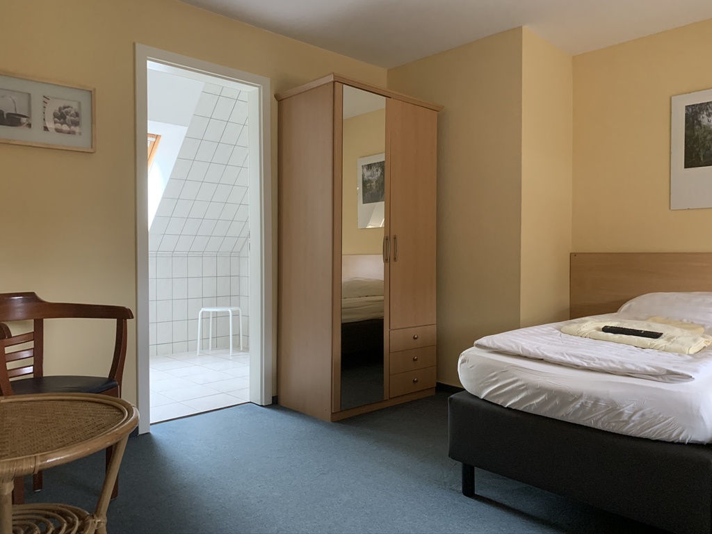 Zimmer mit Kleiderschrank und eigenem Bad