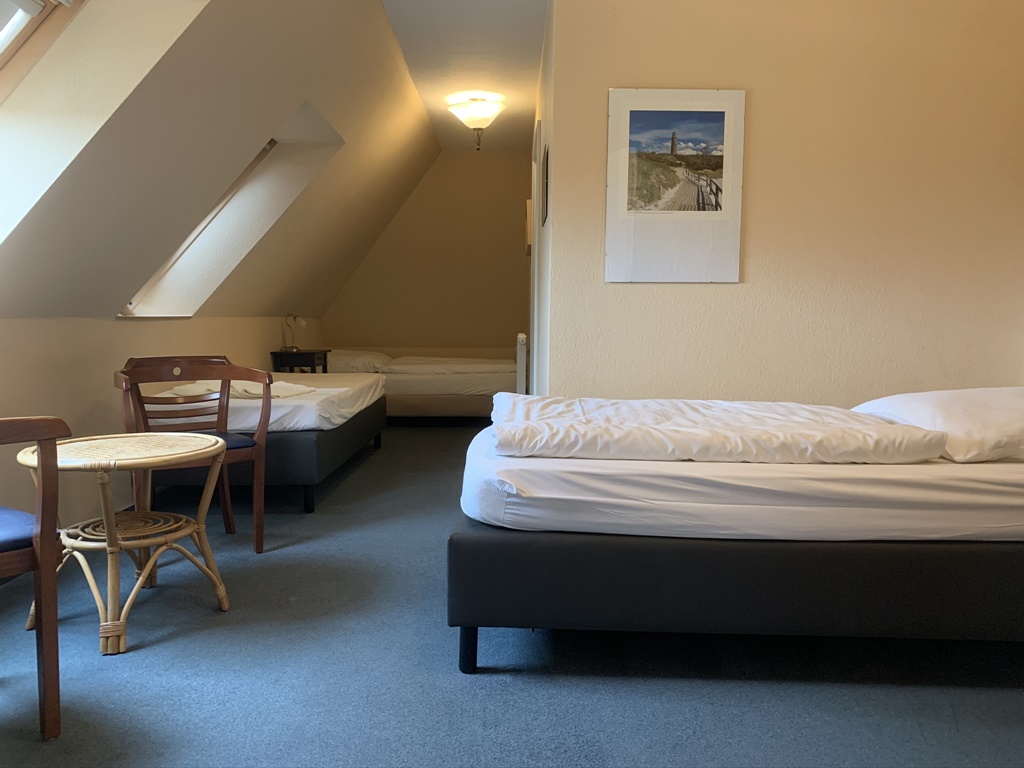 Dachzimmer mit zwei Betten