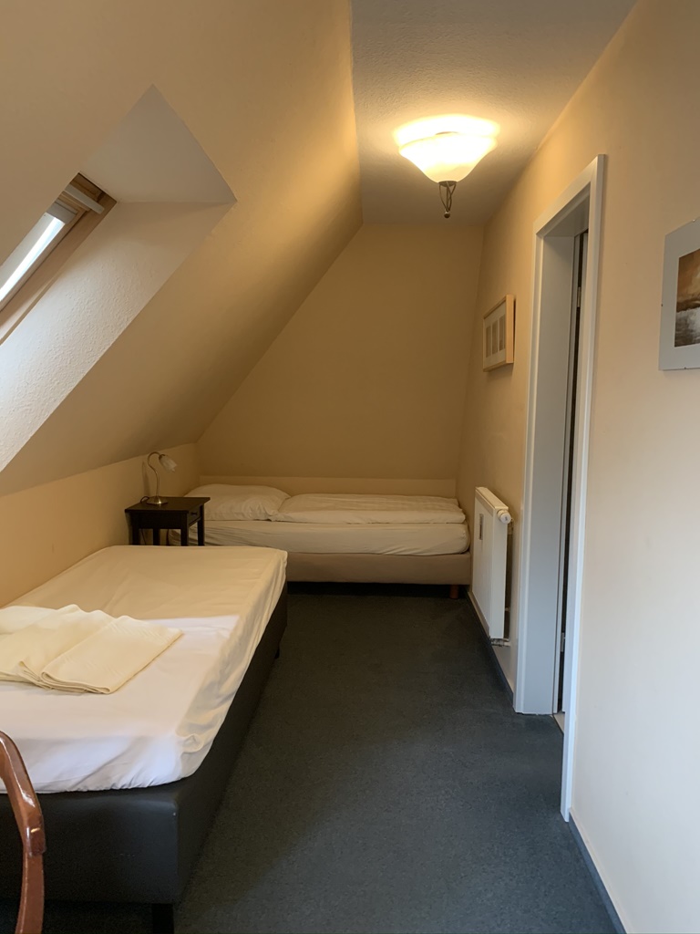 Dachzimmer mit zwei Einzelbetten