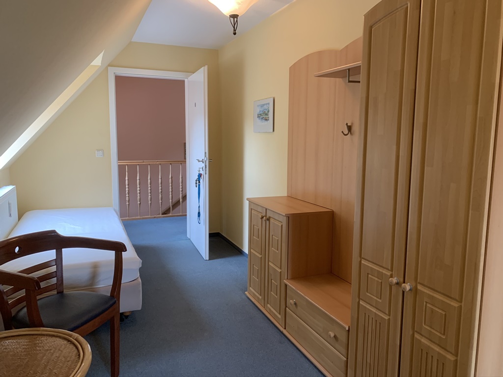 Zimmer mit Garderobe und Schrank