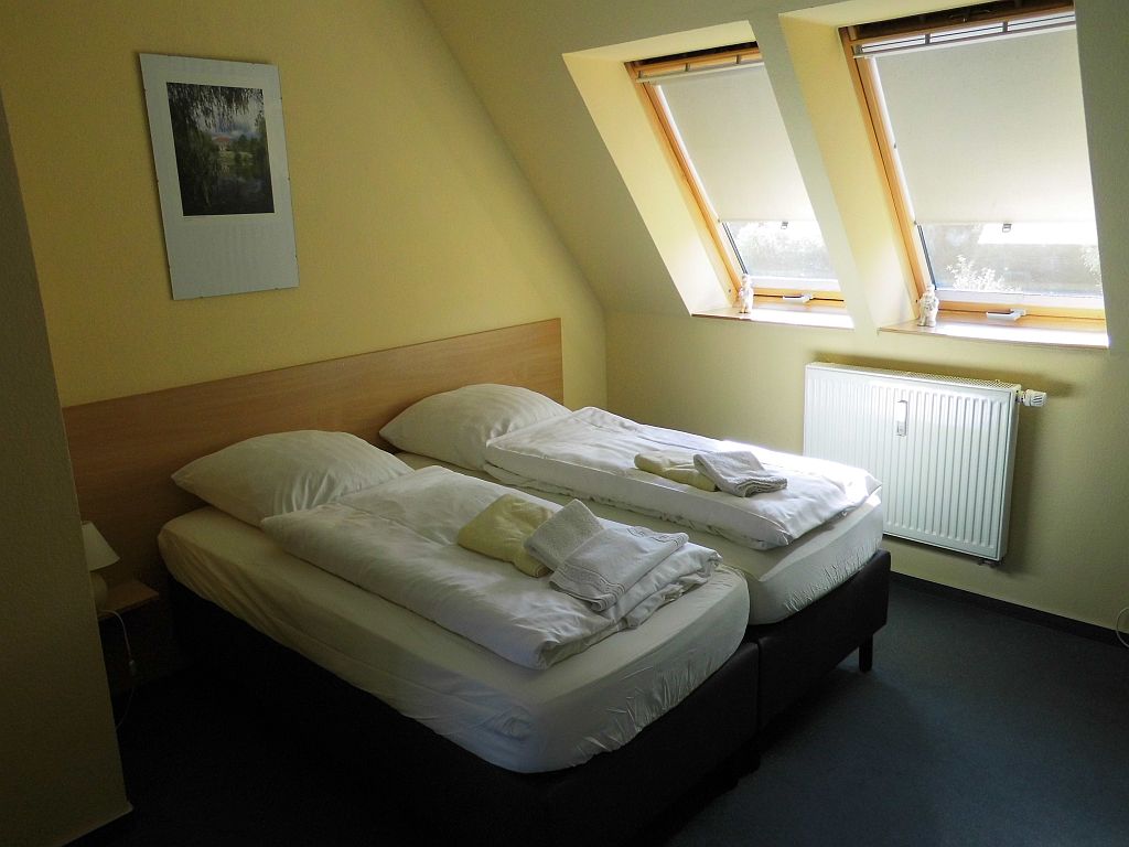 Doppelbett mit frischer Bettw&auml;sche