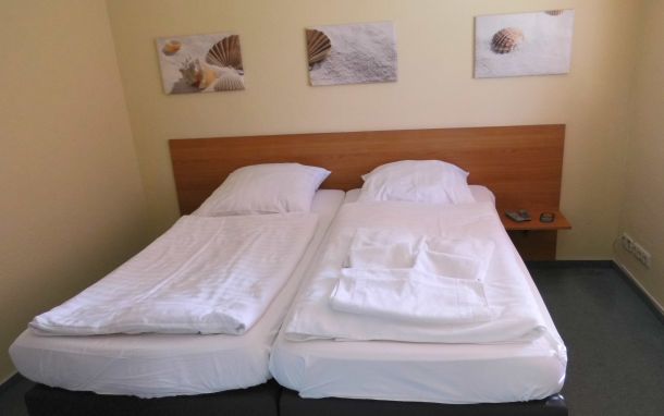 Doppelzimmer mit heller Einrichtung