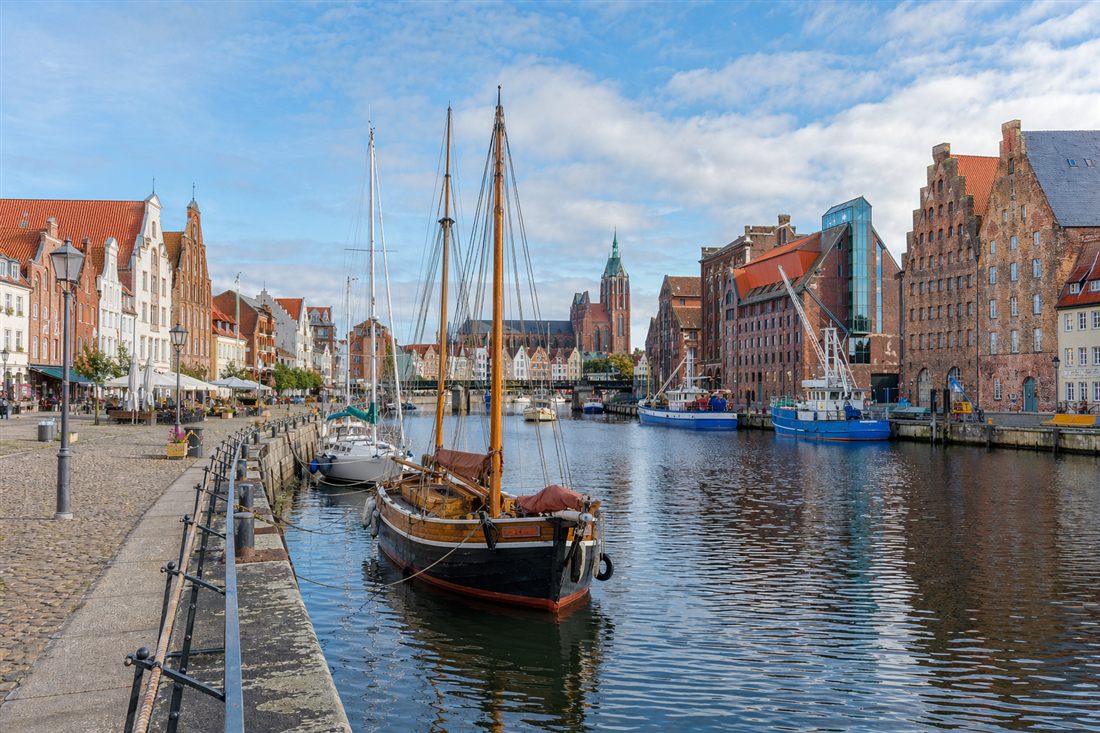 KI-generierte Ansicht des Alten Hafens in Wismar